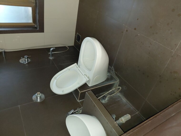 Bathroom, lalani-grandeur 2 Bedroom 651 Sq.Ft. Apartment In Goregaon East Mumbai 9722761