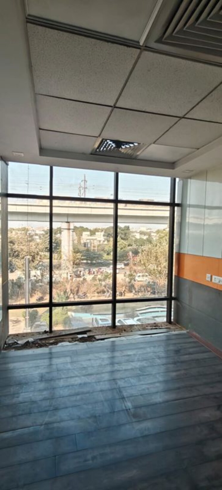 Room, the-solitaire-plaza Commercial Office Space 2000 Sq.Ft. In Sector 26 Gurgaon 9722925
