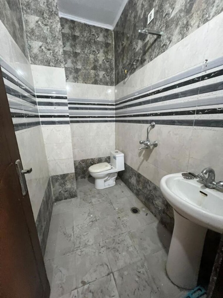 Bathroom, sector 21 3 Bedroom 200 Sq.Yd. Independent House In Sector 21 Panchkula 9722947