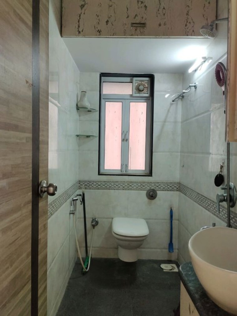 Bathroom, vaibhav-paradise 2.5 Bedroom 900 Sq.Ft. Apartment In Santacruz East Mumbai 9722996