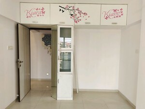 Room in 2.5 BHK Apartment at Vaibhav Paradise, Santacruz East – for Rent