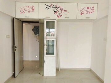 Room in 2.5 BHK Apartment at Vaibhav Paradise, Santacruz East – for Rent