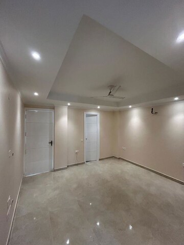 Room in 4 BHK Builder Floor at Green Fields Colony – for Sale