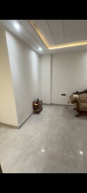 Room in 3 BHK Builder Floor at Rohini – for Rent
