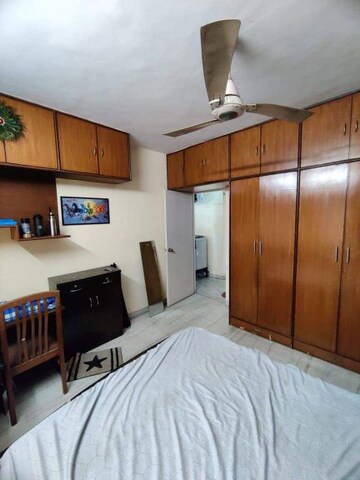 Bedroom in 4 BHK Apartment at Andheri West – for Rent