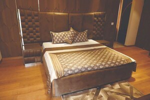 Bedroom in 4 BHK Apartment at Vile Parle West – for Rent