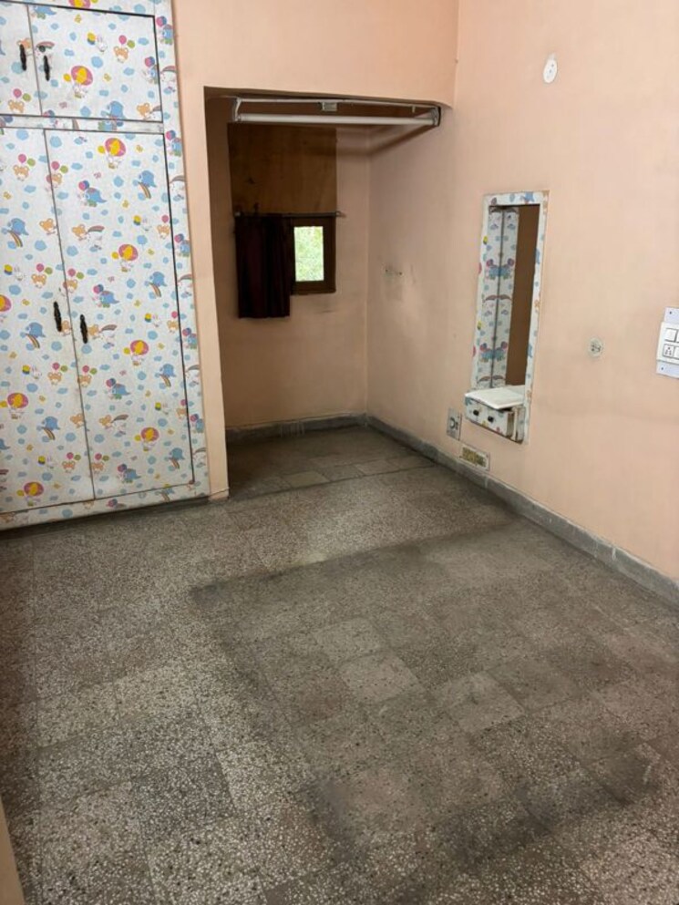 Room, rohini sector 13 2 Bedroom 900 Sq.Ft. Builder Floor In Rohini Sector 13 Delhi 9723085