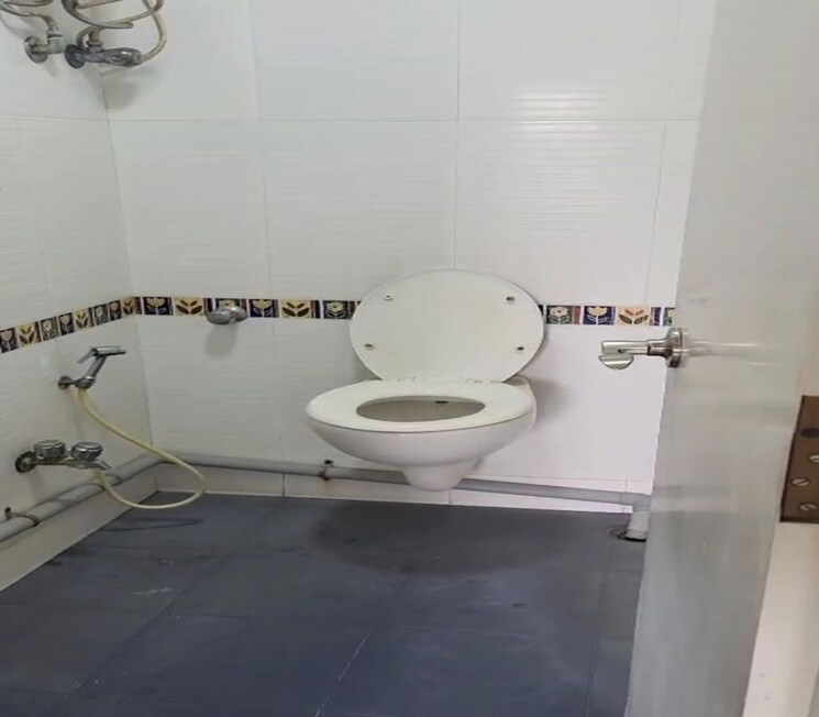 Bathroom, dadar east 4 Bedroom 1500 Sq.Ft. Apartment In Dadar East Mumbai 9723106