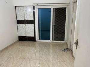 Room in 2 BHK Apartment at Gaur Yamuna City 16th Park View, Gaur Yamuna City – for Sale