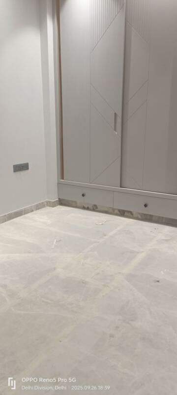 Room in 3 BHK Builder Floor at Janakpuri – for Sale