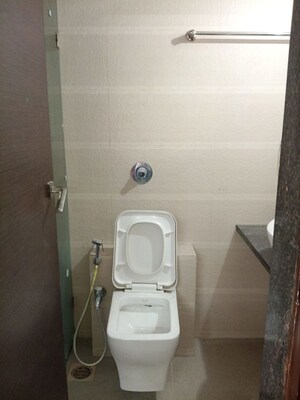 Bathroom in 1.5 BHK Apartment at Andheri East – for Rent
