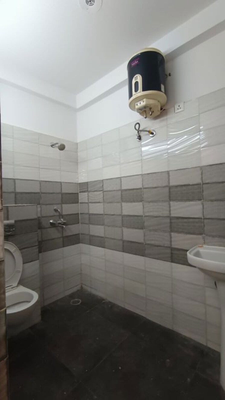 Bathroom, sector 27 4 Bedroom 200 Sq.Yd. Independent House In Sector 27 Panchkula 9723292
