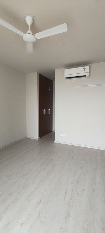 Room in 3.5 BHK Apartment at Conscient Hines Elevate, Sector 59 – for Rent