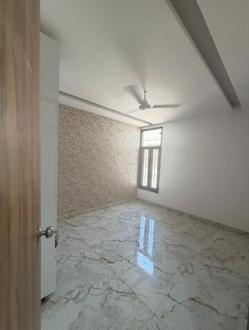 Room in 4 BHK Builder Floor at Heritage Homes, Sector 9 – for Rent