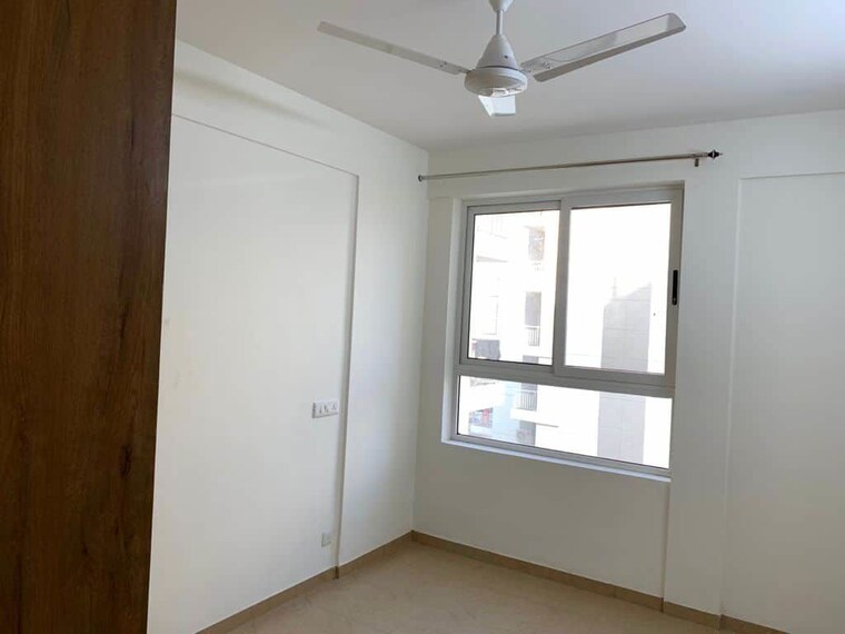 Room, international airport road 2 Bedroom 900 Sq.Ft. Apartment In International Airport Road Zirakpur 9723434