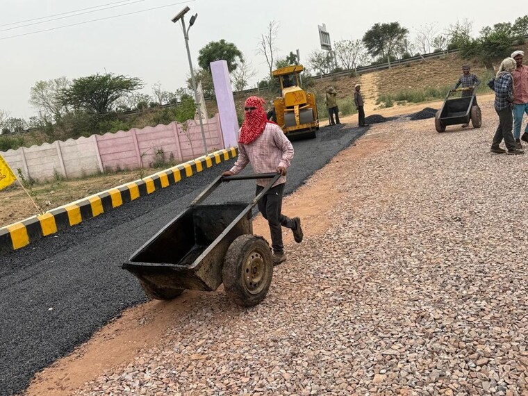  Parking, sector 20 yamuna expressway  500 Sq.Mt. Plot In Sector 20 Yamuna Expressway Greater Noida 9436915