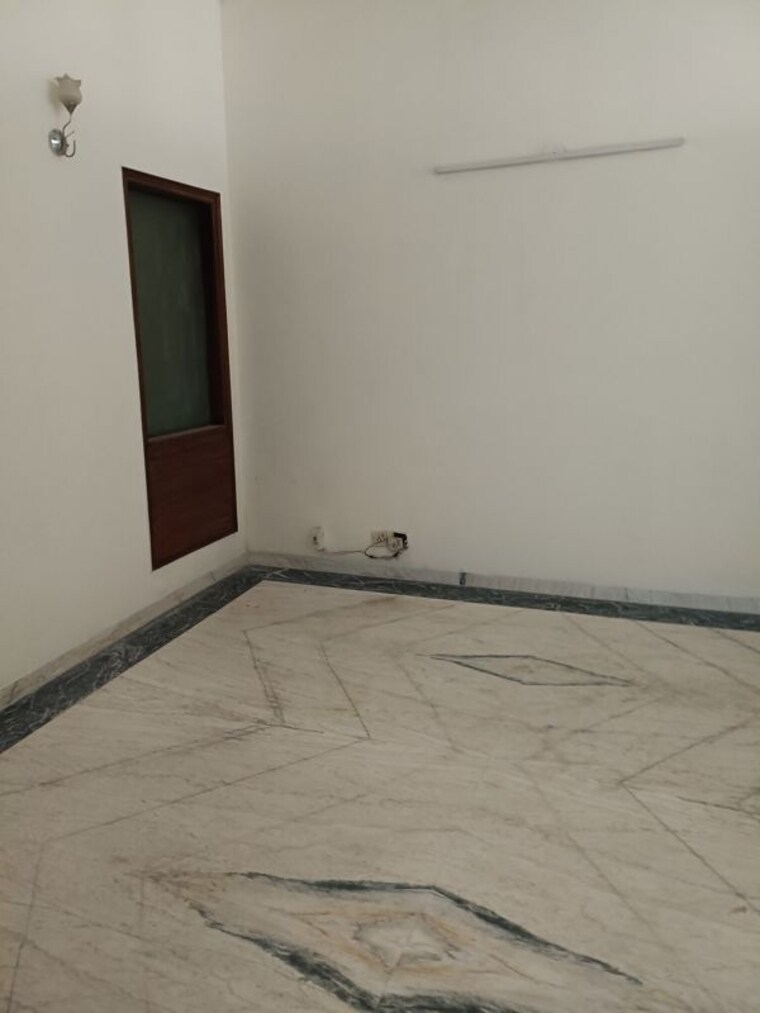 Room, maharani bagh 5 Bedroom 511 Sq.Yd. Independent House In Maharani Bagh Delhi 9723465