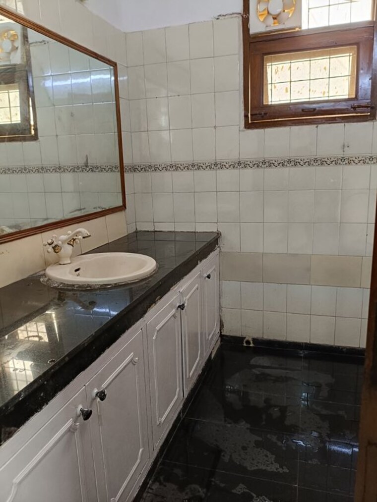 Attached Bathroom, maharani bagh 5 Bedroom 511 Sq.Yd. Independent House In Maharani Bagh Delhi 9723465