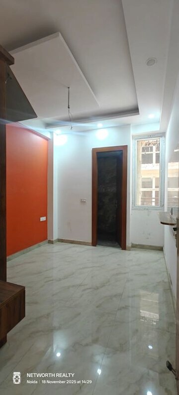 Room in 2 BHK Builder Floor at Super Avenue, Sector 73 – for Sale