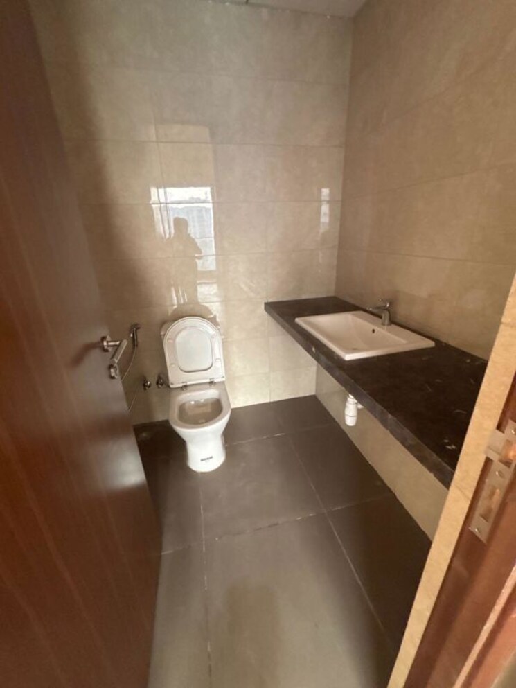 Bathroom, kalpataru-vista 4 Bedroom 3938 Sq.Ft. Apartment In Sector 128 Noida 9723603