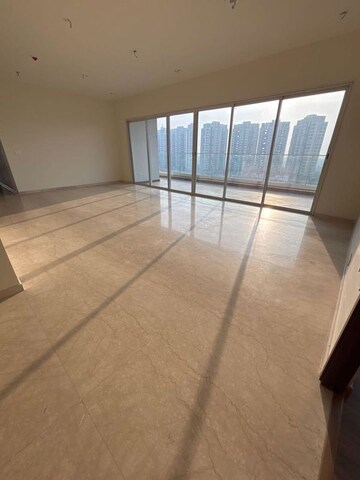 Room in 4 BHK Apartment at Kalpataru Vista, Sector 128 – for Rent