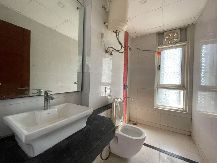 Bathroom, jaypee-imperial-court 4 Bedroom 3700 Sq.Ft. Apartment In Sector 128 Noida 9723615