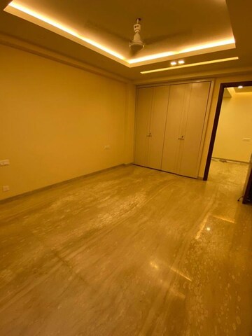 Room in 4 BHK Apartment at Greater Kailash I – for Rent
