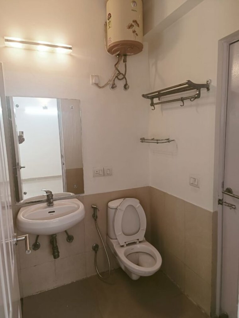 Bathroom, emaar-mgf-emerald-hills 2.5 Bedroom 1500 Sq.Ft. Apartment In Sector 65 Gurgaon 9723647