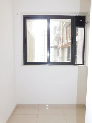 Room in 3 BHK Apartment at Shapoorji Pallonji Vicinia, Powai – for Rent