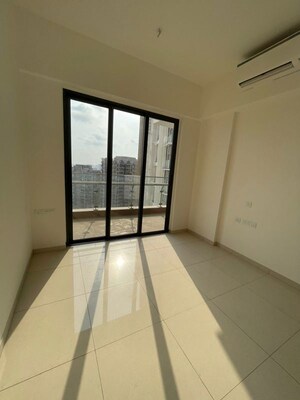 Room in 3 BHK Apartment at Shapoorji Pallonji Vicinia, Powai – for Rent