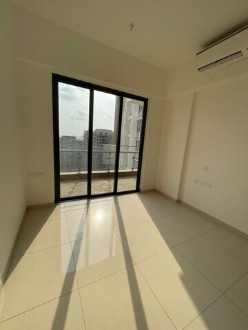 Room in 3 BHK Apartment at Shapoorji Pallonji Vicinia, Powai – for Rent