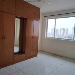 Room in 2.5 BHK Apartment at DLF The Princeton Estate, Dlf Phase V – for Rent