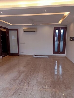 Room in 4 BHK Apartment at Safdarjung Development Area – for Rent