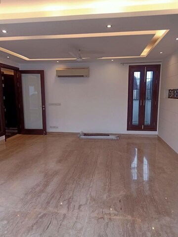 Room in 4 BHK Apartment at Safdarjung Development Area – for Rent