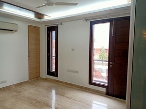 Room in 4 BHK Apartment at Safdarjung Development Area – for Rent