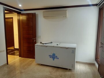 Room in 4 BHK Apartment at Safdarjung Development Area – for Rent