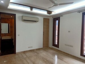 Room in 4 BHK Apartment at Safdarjung Development Area – for Rent