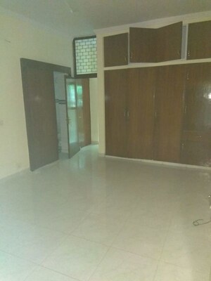 Room in 4 BHK Apartment at Safdarjung Development Area – for Rent
