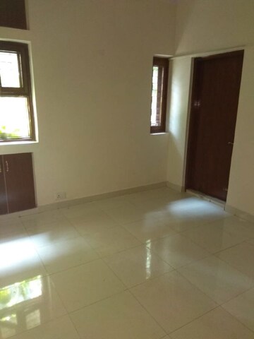 Room in 4 BHK Apartment at Safdarjung Development Area – for Rent