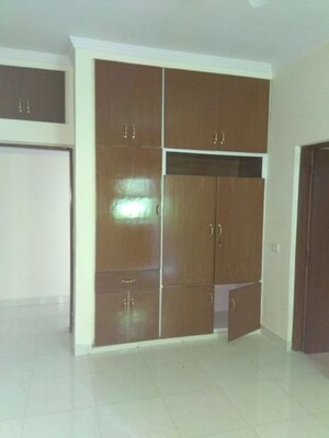 Room in 4 BHK Apartment at Safdarjung Development Area – for Rent