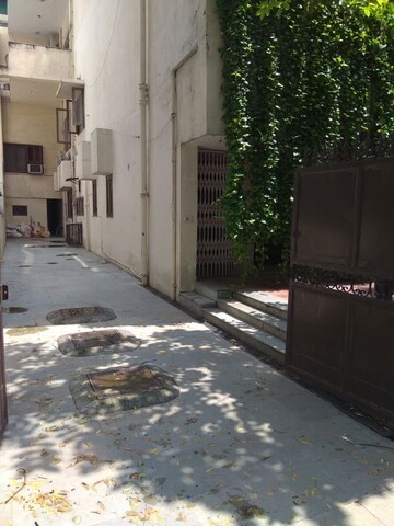 Parking in 4 BHK Apartment at Safdarjung Development Area – for Rent