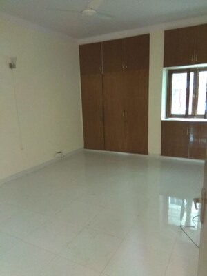 Room in 4 BHK Apartment at Safdarjung Development Area – for Rent