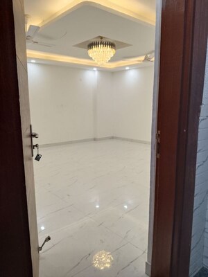Room in 4 BHK Apartment at Panchsheel Vihar – for Sale
