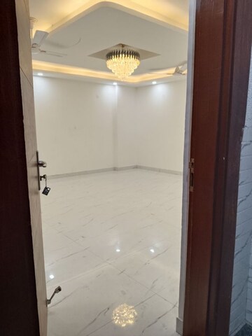 Room in 4 BHK Apartment at Panchsheel Vihar – for Sale