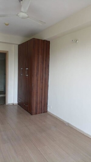 Room in 3 BHK Apartment at DLF New Town Heights Town Houses, Sector 86 – for Rent