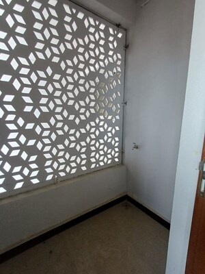 Room in 3 BHK Apartment at Pokhran Road No One – for Rent