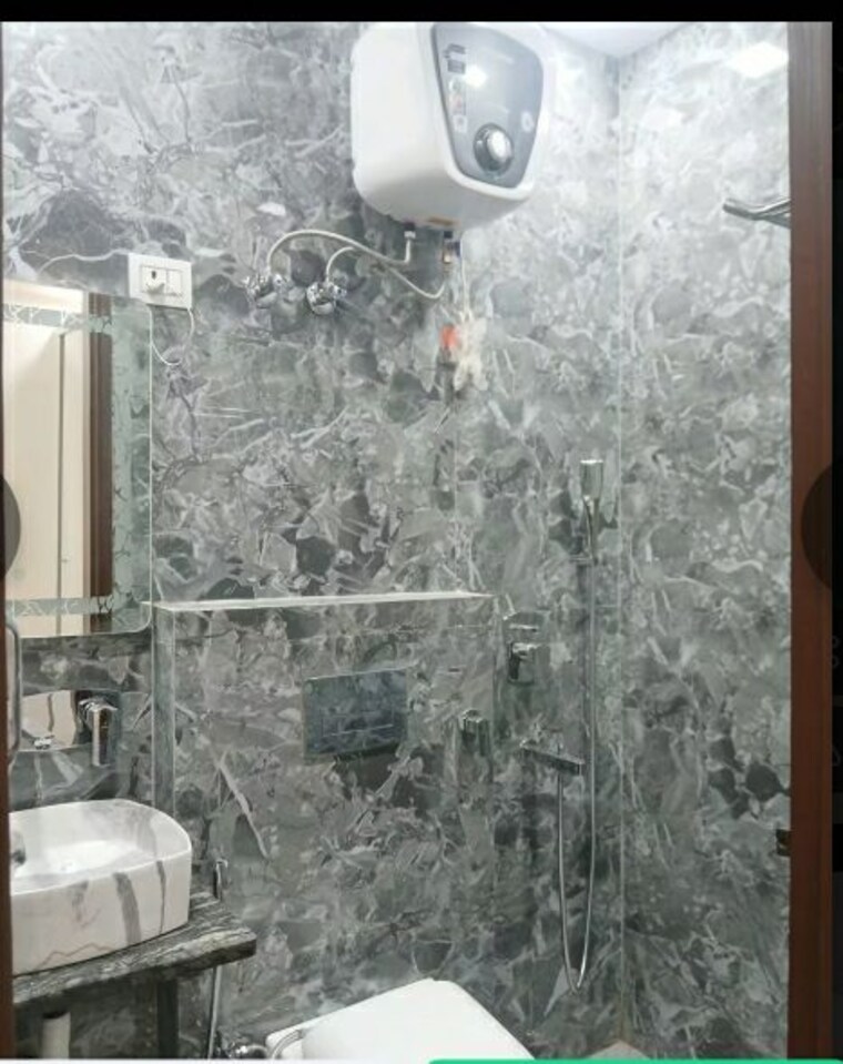 Bathroom, mansarover garden 2.5 Bedroom 950 Sq.Ft. Builder Floor In Mansarover Garden Delhi 9723951