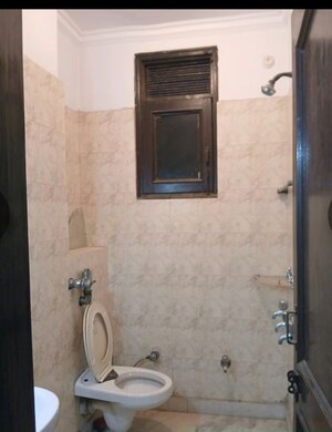 Bathroom in 2.5 BHK Builder Floor at Ramesh Nagar – for Rent