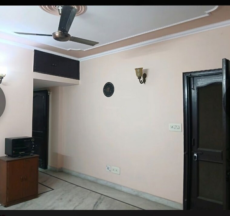 Room, ramesh nagar 2.5 Bedroom 950 Sq.Ft. Builder Floor In Ramesh Nagar Delhi 9723976