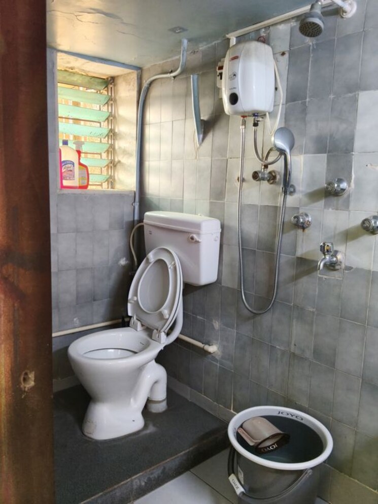 Bathroom, akash-darshan 2 Bedroom 1000 Sq.Ft. Apartment In Santacruz East Mumbai 9724045